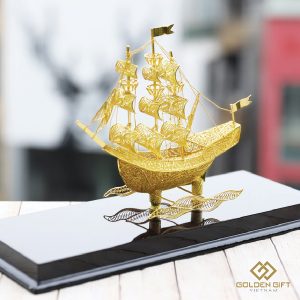 Mô hình Thuyền Buồm phong thuỷ mạ vàng